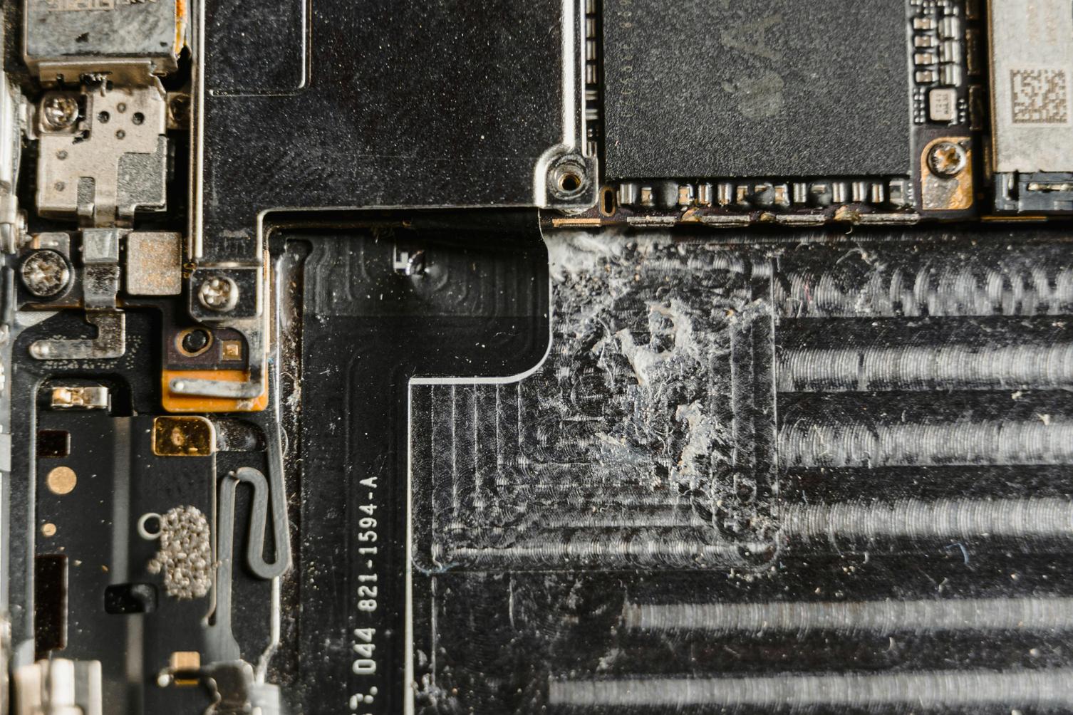 cómo arreglar una computadora que enciende pero no muestra pantalla